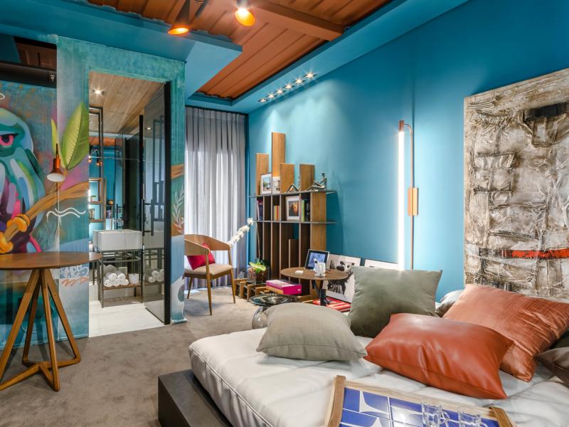 Casa contêiner recebe suíte com cunho nostálgico